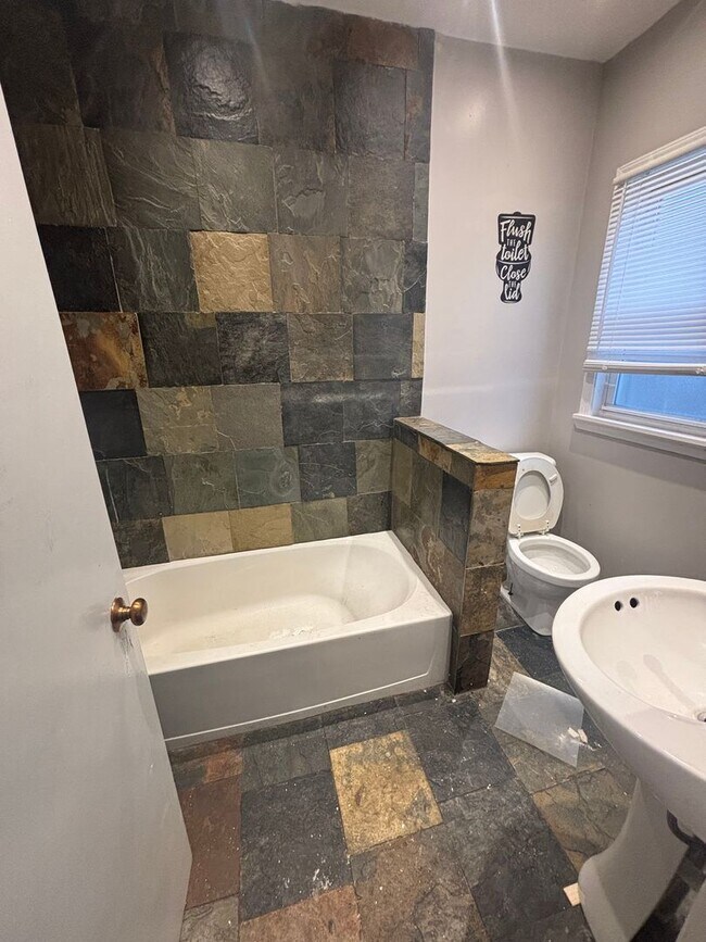 Foto del edificio - 3470 E 125th St