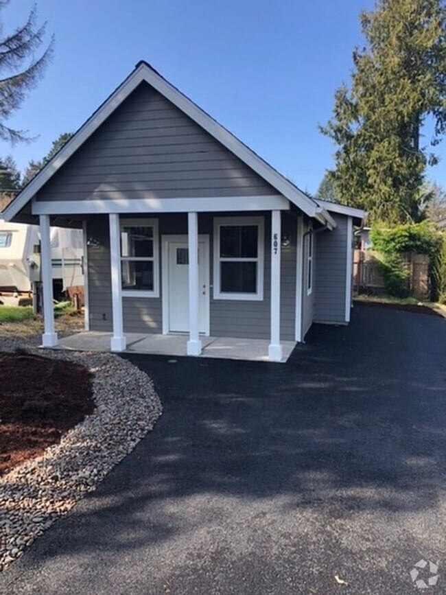 Building Photo - 607 SE Quay Ave