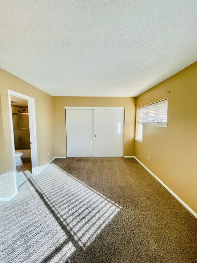 Building Photo - Spacious Two Bedroom Condo Available for R...