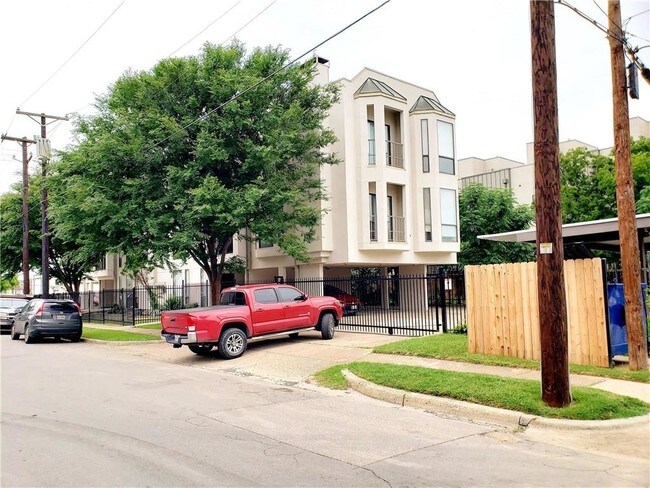 Building Photo - 2002 N Fitzhugh Ave