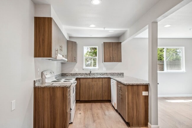 Building Photo - Remodeled apartment all NEW! Convenient lo...