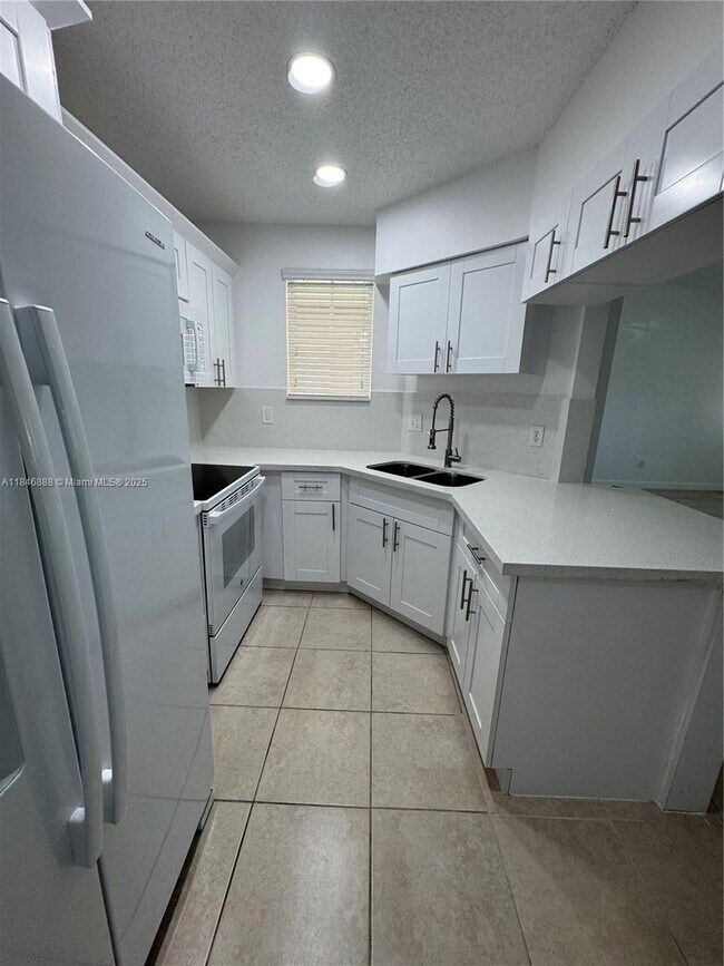 Foto del edificio - 18346 NW 68th Ave