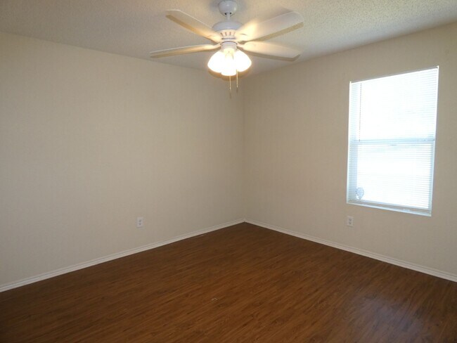 Foto del edificio - 6920 Meadow Way Ln