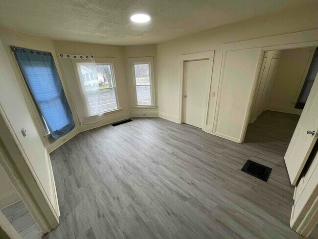 Foto del edificio - 1237 Maple Ave
