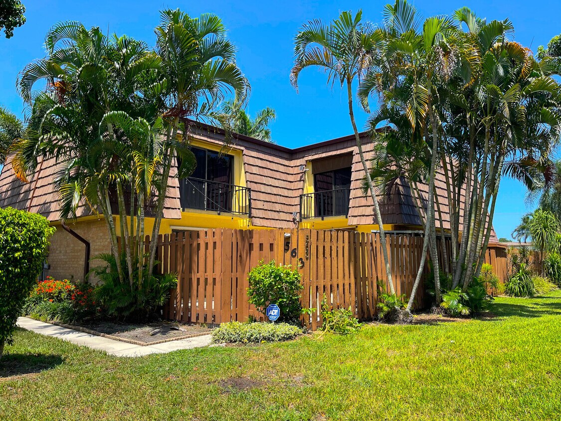 563 Springdale Cir, Palm Springs, FL 33461 Townhome Rentals in Palm