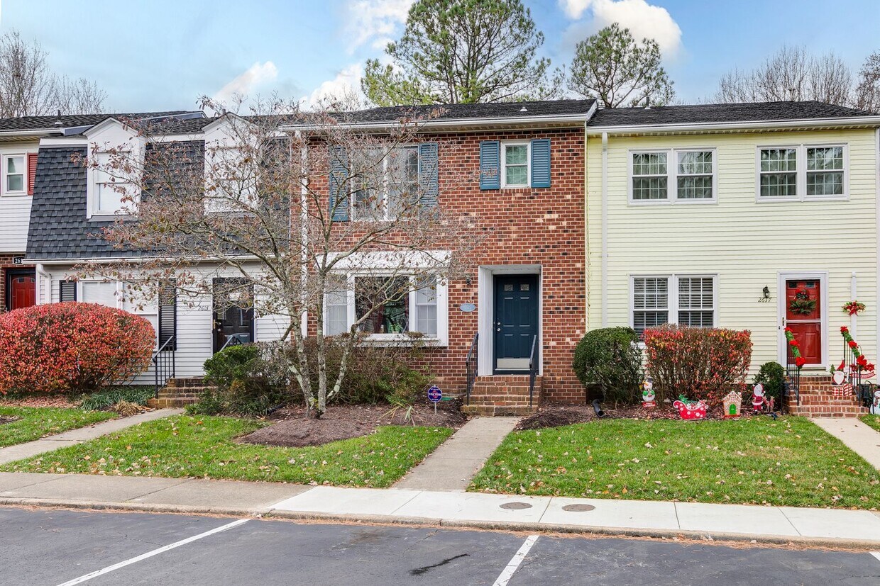 Foto principal - 3 Bedroom Townhome in Tuckahoe!