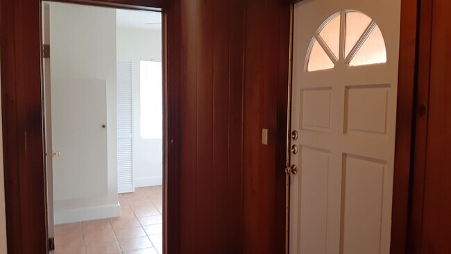 Building Photo - Charming 3/1 on large corner lot.