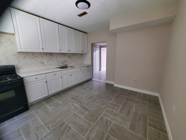 Building Photo - 455 Emerald Lake Dr