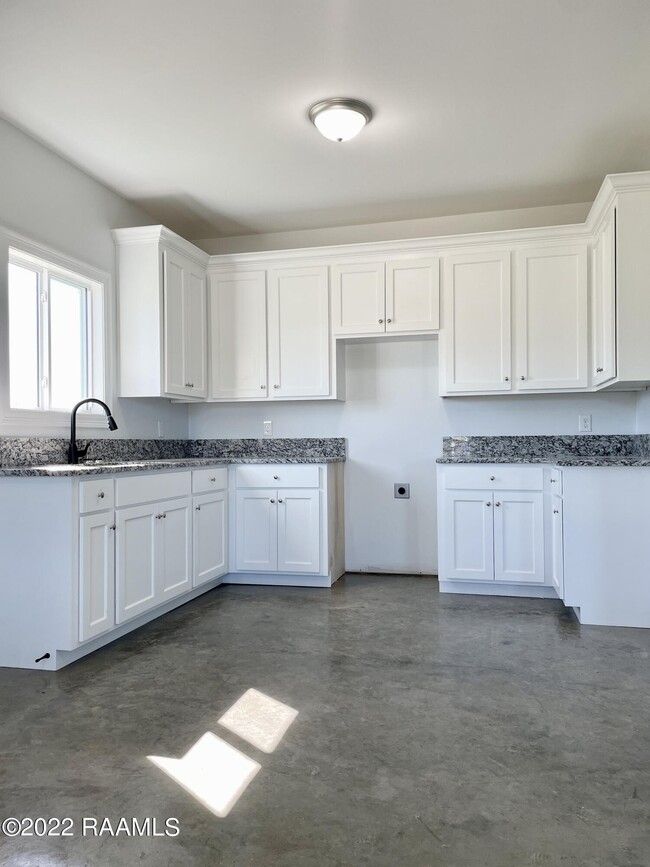 Building Photo - 230 Le Village Loop