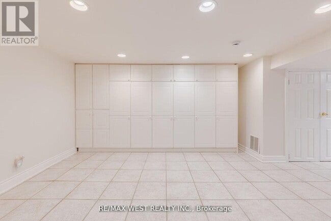 Building Photo - 606 Conacher Dr