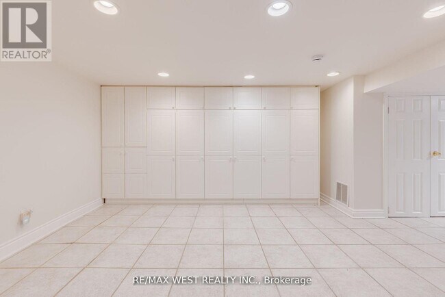 Photo du bâtiment - 606 Conacher Dr