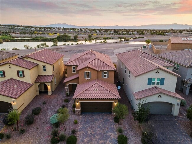 Building Photo - Stunning 4 bedroom, 3 bathroom home with a...