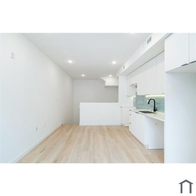 Building Photo - 2717 N Howard St