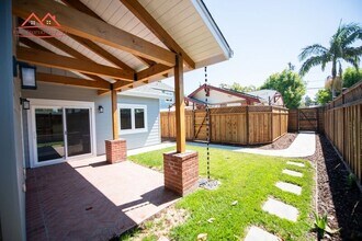 Building Photo - 437 Menker Ave