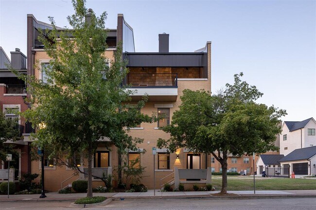 Building Photo - 117 NE 3rd St