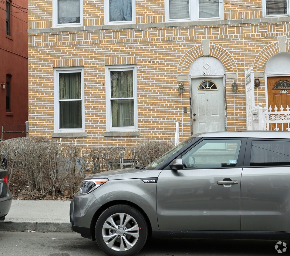 Foto del edificio - 811 E 242nd