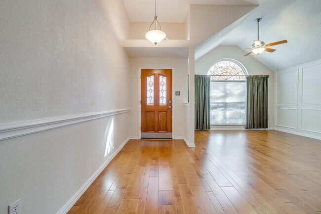 Building Photo - Amazing 4 Bed, 2 Bath Rental in Well Estab...