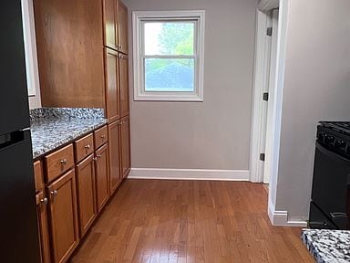 Foto del edificio - 13 S May St