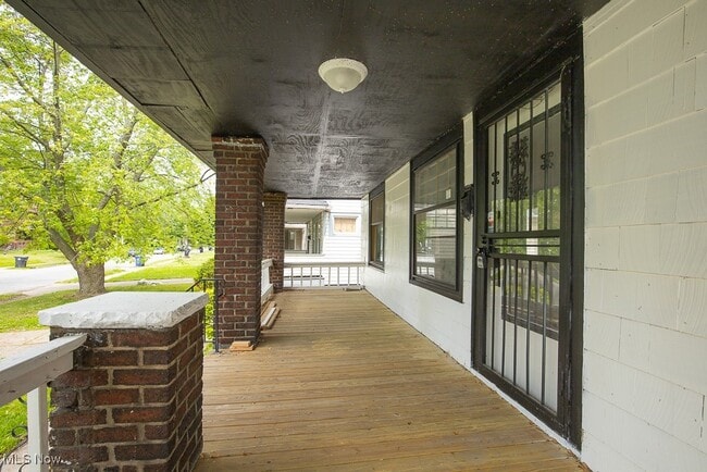 Building Photo - 15409 Grovewood Ave