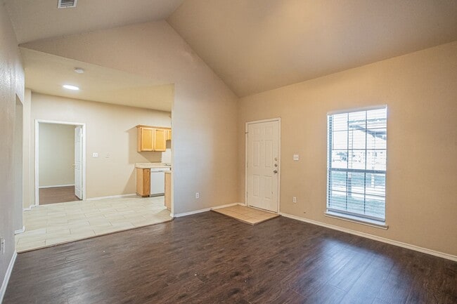 Foto del edificio - 3 bedroom 2 bath duplex in Weatherford ***  Move in Special $500.00 off first months rent***