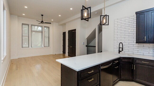 Living Space - 1327 N Wicker Park Ave