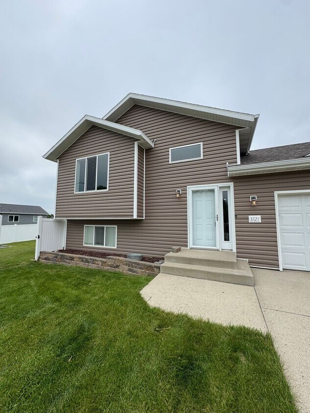 Foto principal - Beautiful Home in NW Mandan for Rent