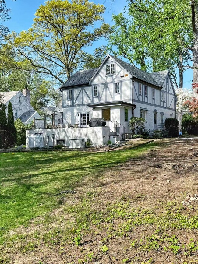 Building Photo - 8 Southwoods Ln