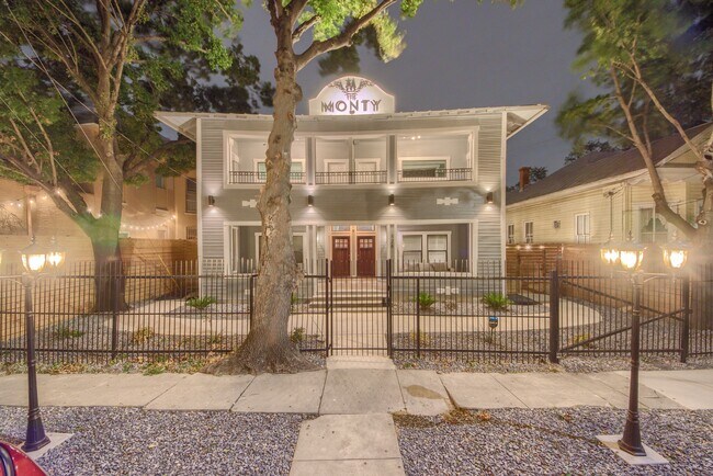 Building Photo - 424 8th St