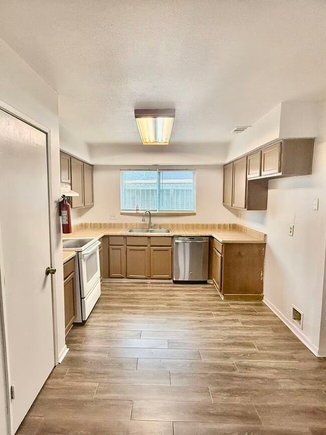 Building Photo - 16354 Villaret Dr