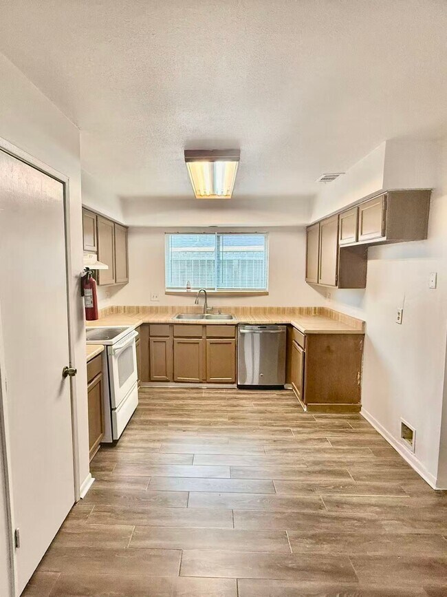 Foto del edificio - 16354 Villaret Dr