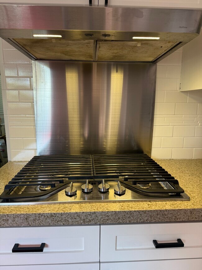 Foto del edificio - 1082 Meadowbrook Ave