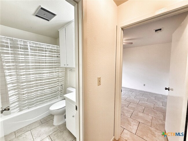Building Photo - 331 Bobolink Dr