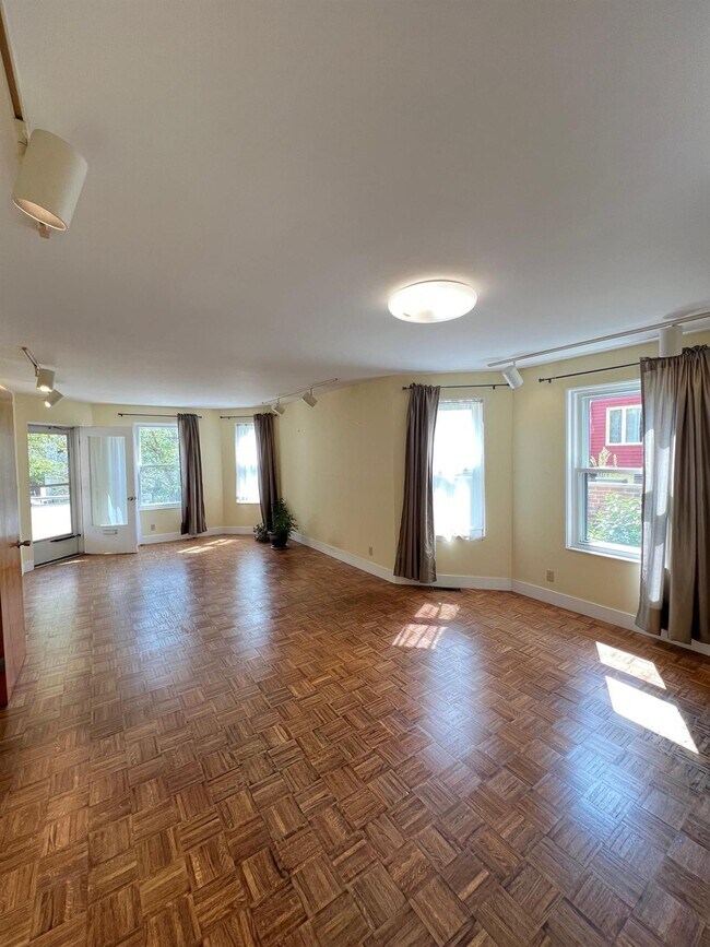 Foto del edificio - 10 Packard Ave