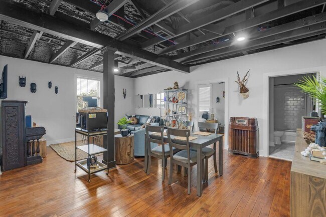 Building Photo - 156 Camellia St