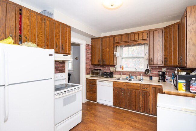 Building Photo - 512 N 19th Ave E