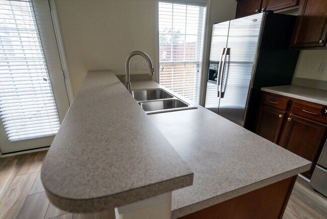 Foto del edificio - Coming Soon-3 Bedroom, 2 Bath End unit Tow...