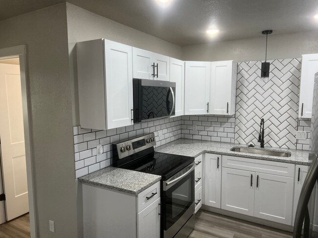 Building Photo - 4 Bed 2 Bath Apartment