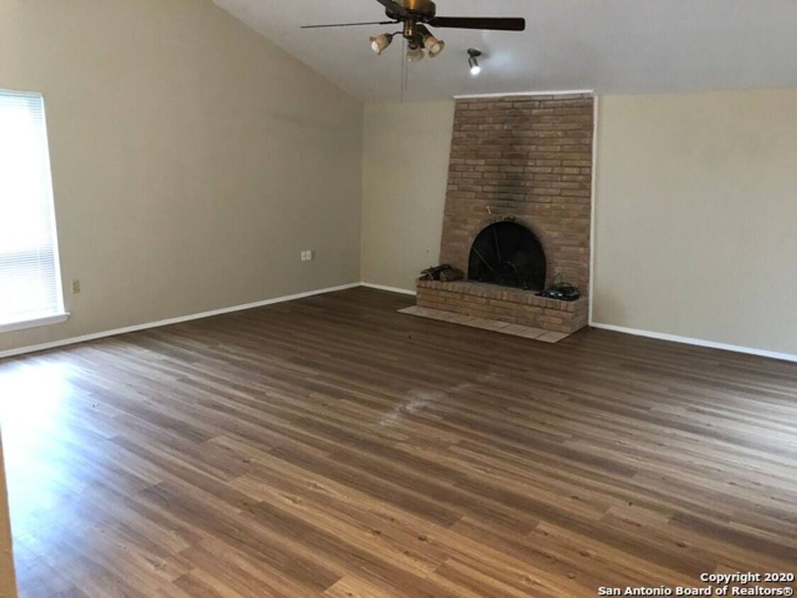 Foto del edificio - **Single-Story Home on Large Lot in Olympia subdivision**