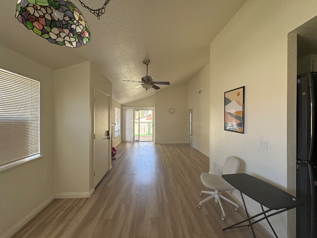 Building Photo - 672 Parkview Dr