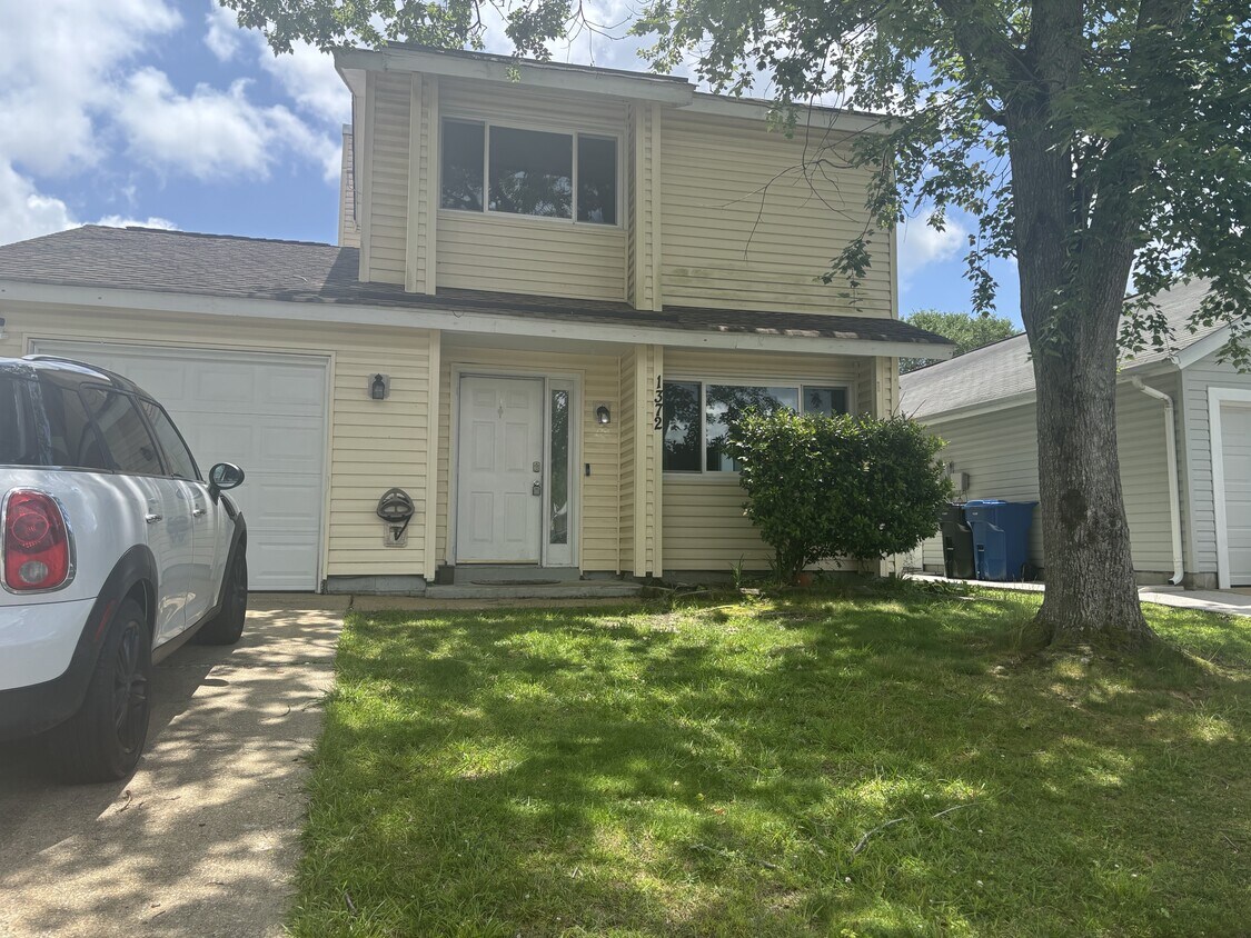 Primary Photo - 1372 Riverside Dr