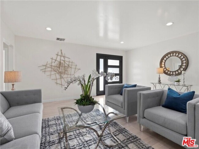 Foto del edificio - 17601 Rhoda St