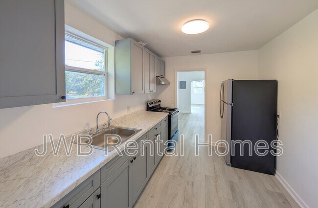 Foto del edificio - 3322 N Davis St