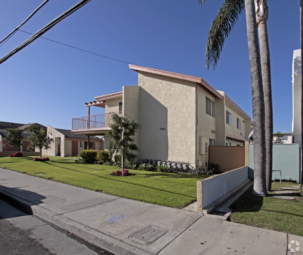 Building Photo - 13811 Cherry St