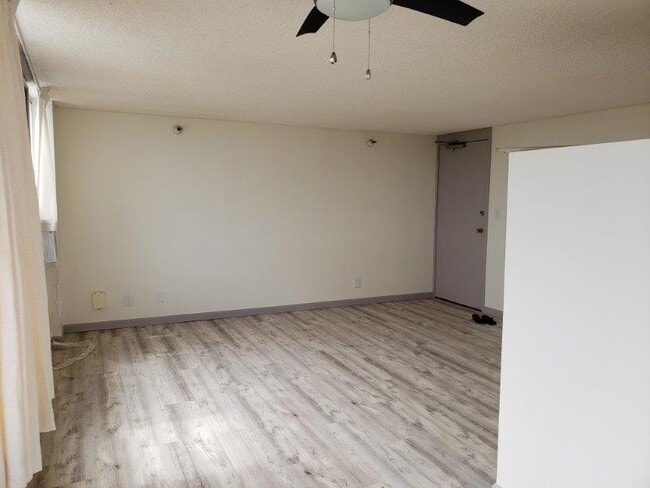 Foto del edificio - Century Park Plaza Condo - 1 bedroom, 1 bath, 1 parking - Avail 11/9/24