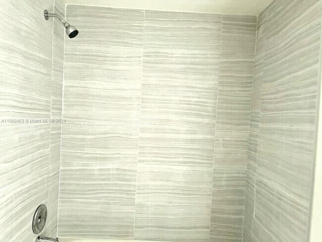 Foto del edificio - 8290 Lake Dr