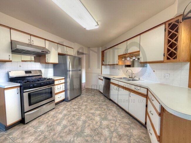 Building Photo - Bright & Open Country Homes Rancher