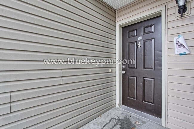 Building Photo - REDUCED $200 for 1st 3 Months- $1795! Main...