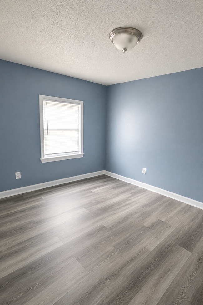 Building Photo - HALF OFF SECURITY DEPOSIT! Fully Renovated 4BR Home with Huge Yard & Off-Street Parking – Section...