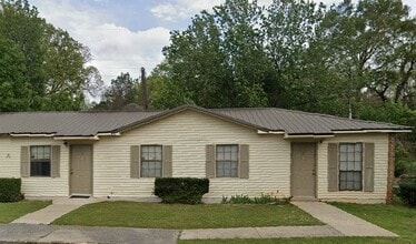 Building Photo - 135 Armory St