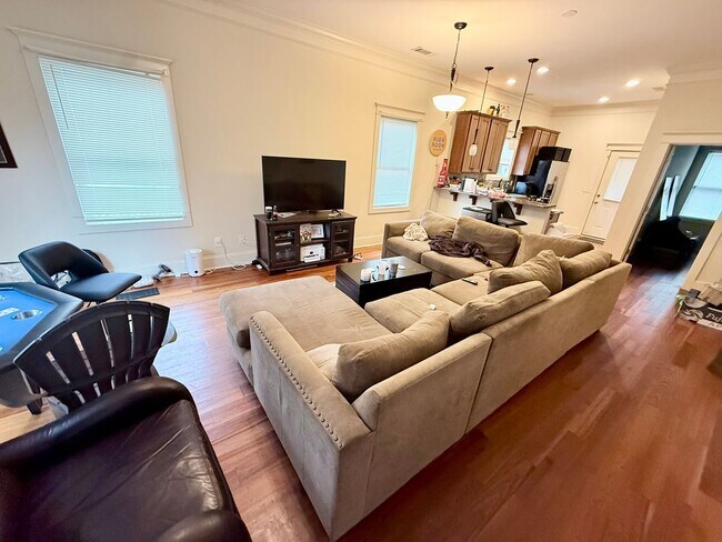 Building Photo - Cottage Near Greenway Available for Pre-Lease